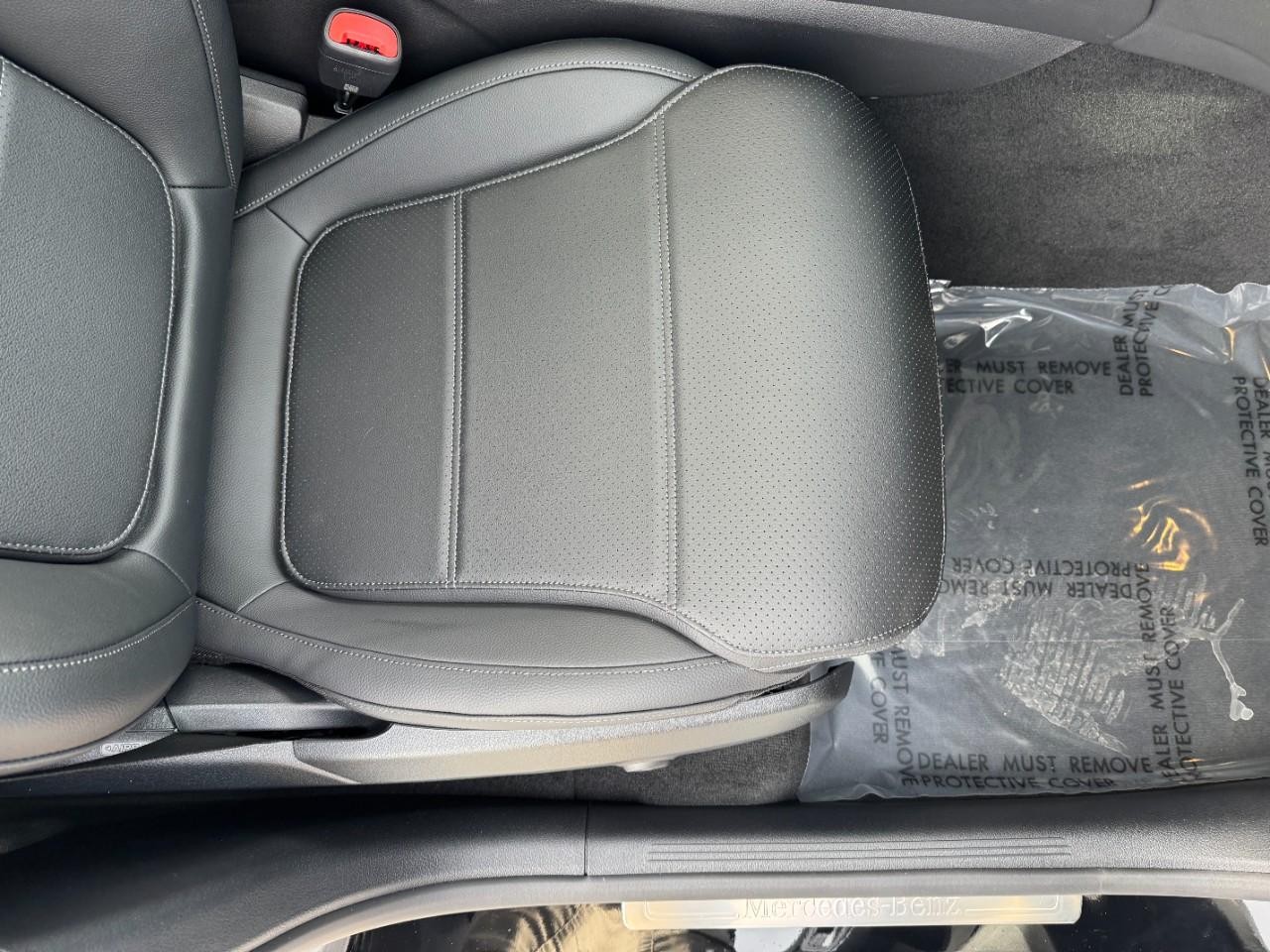 Mercedes-Benz GLC Vehicle Full-screen Gallery Image 17