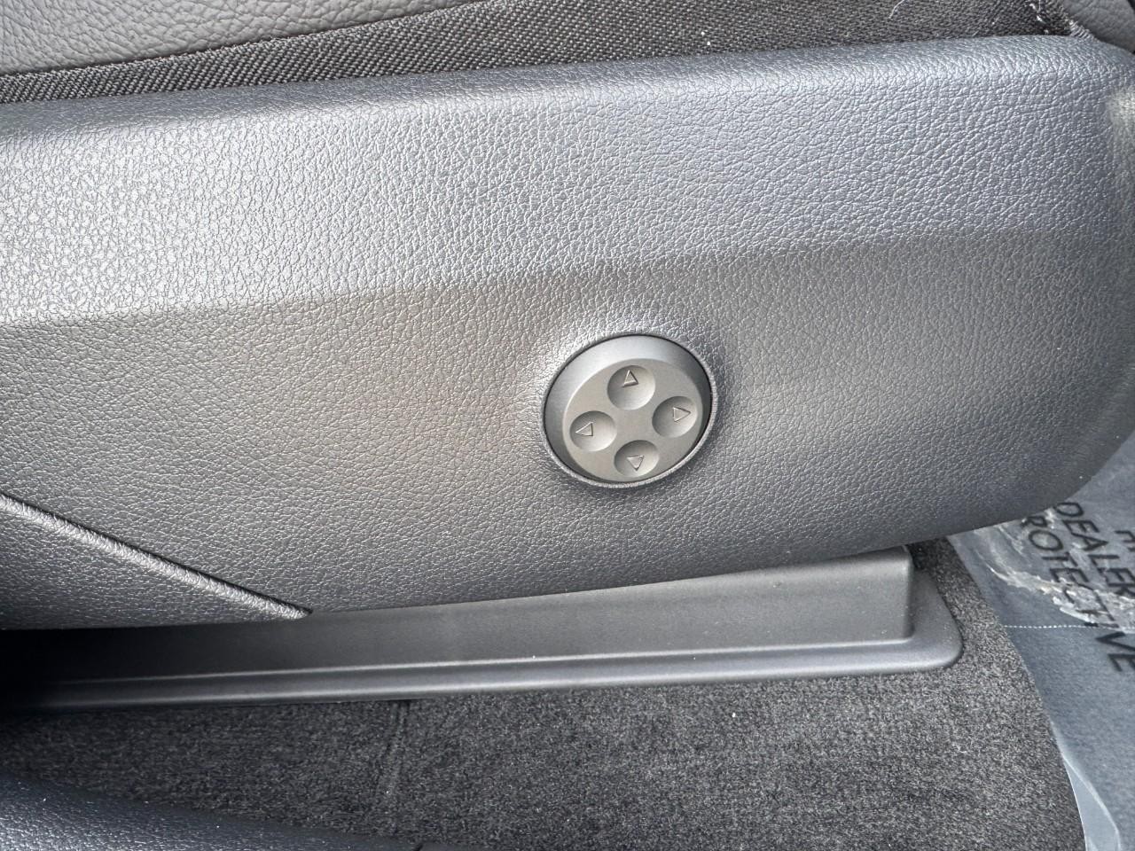 Mercedes-Benz GLC Vehicle Full-screen Gallery Image 18