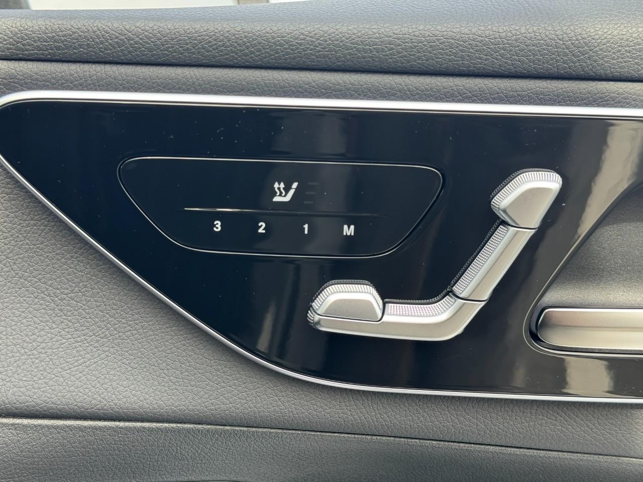 Mercedes-Benz GLC Vehicle Full-screen Gallery Image 19