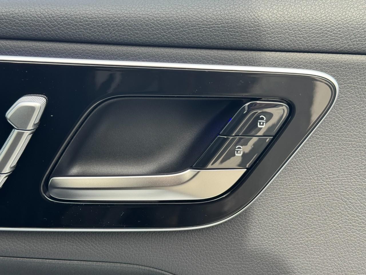 Mercedes-Benz GLC Vehicle Full-screen Gallery Image 20