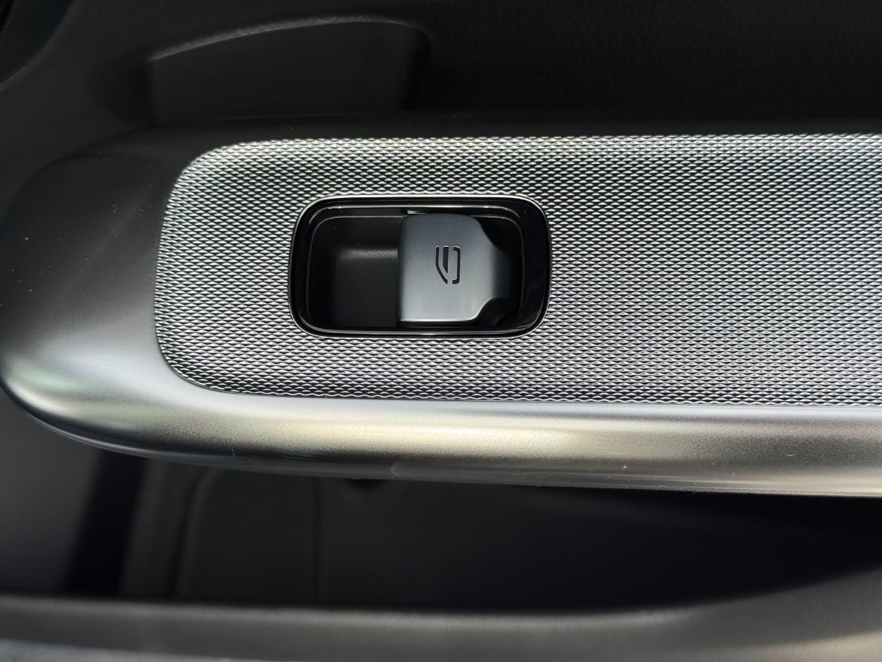 Mercedes-Benz GLC Vehicle Full-screen Gallery Image 21