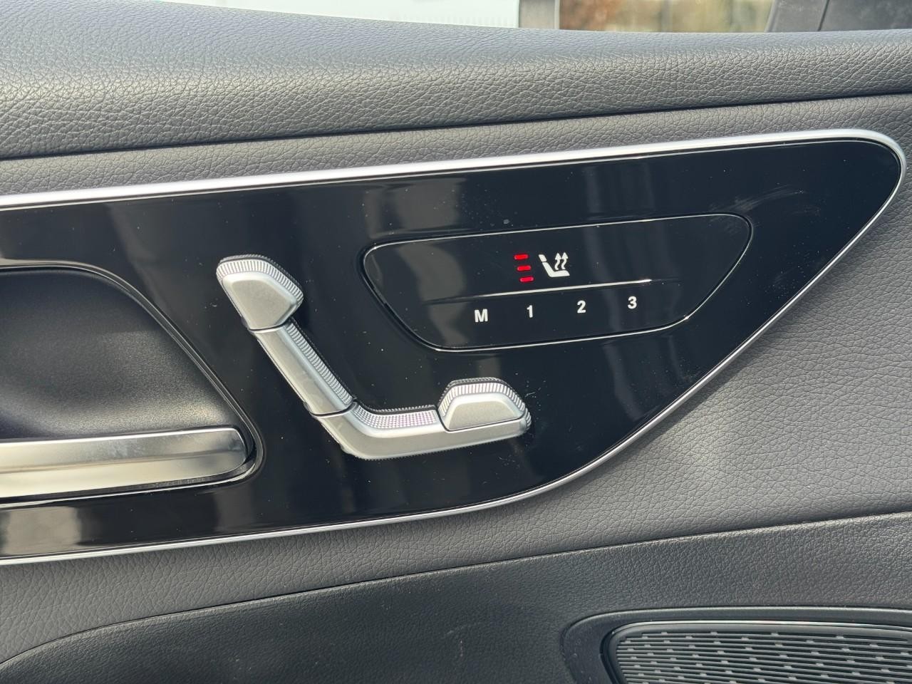 Mercedes-Benz GLC Vehicle Full-screen Gallery Image 22