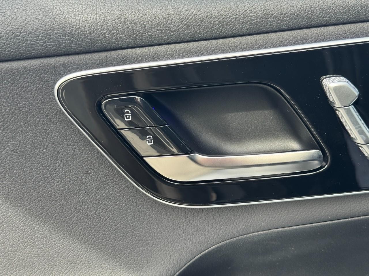 Mercedes-Benz GLC Vehicle Full-screen Gallery Image 23