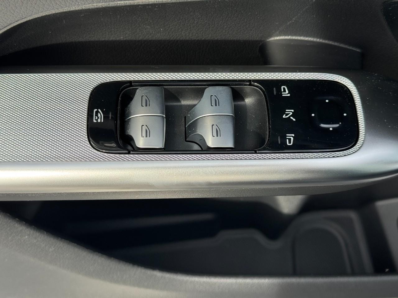 Mercedes-Benz GLC Vehicle Full-screen Gallery Image 24