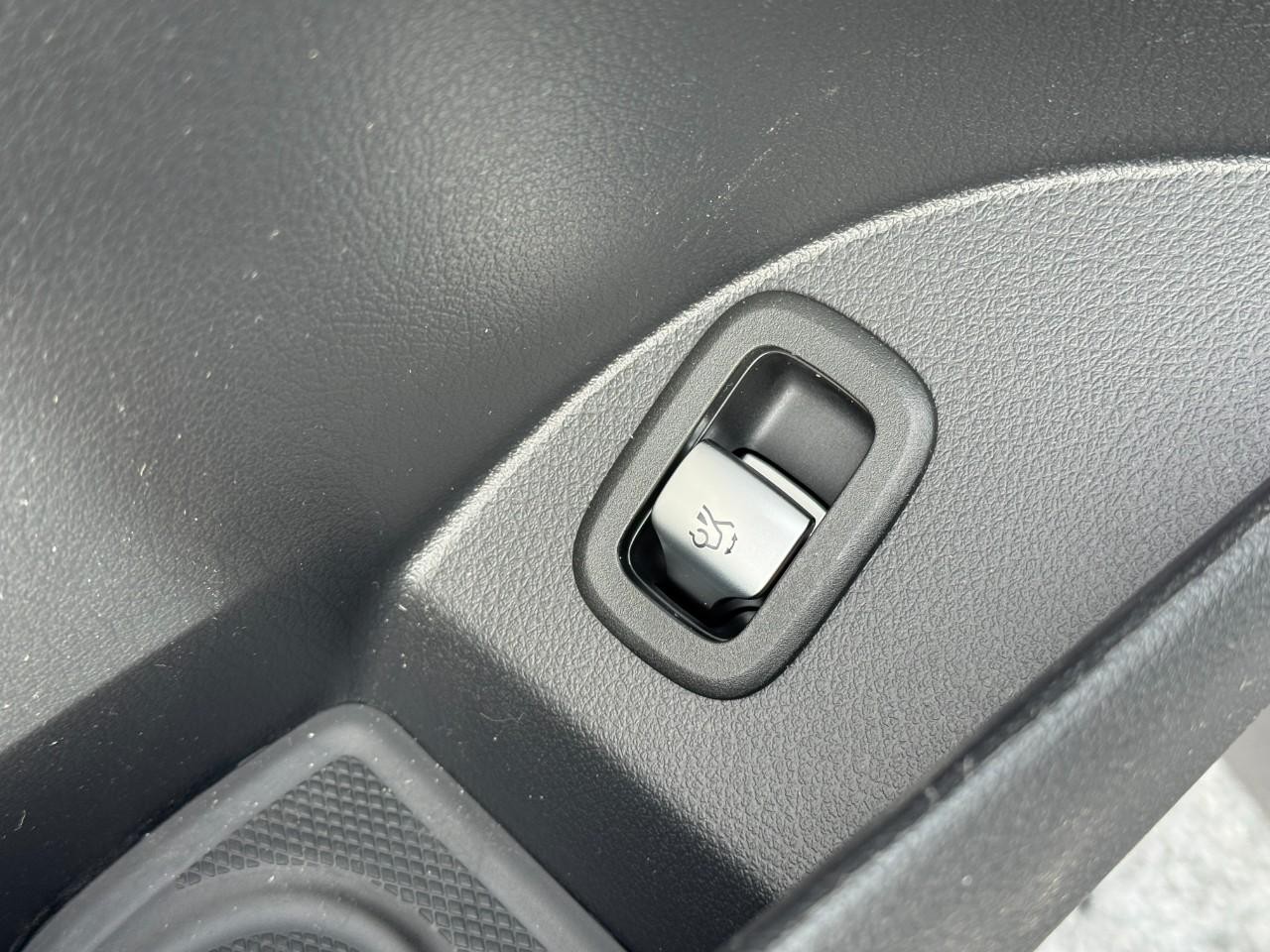 Mercedes-Benz GLC Vehicle Full-screen Gallery Image 25