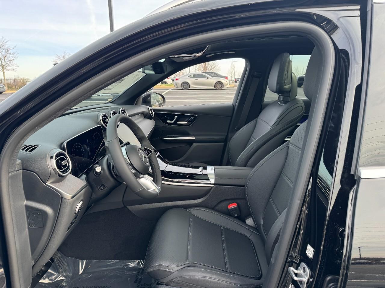 Mercedes-Benz GLC Vehicle Full-screen Gallery Image 26