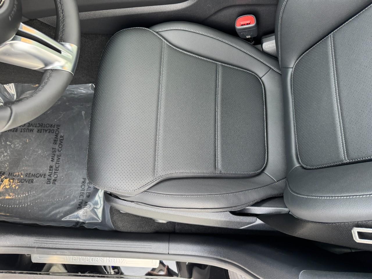 Mercedes-Benz GLC Vehicle Full-screen Gallery Image 27