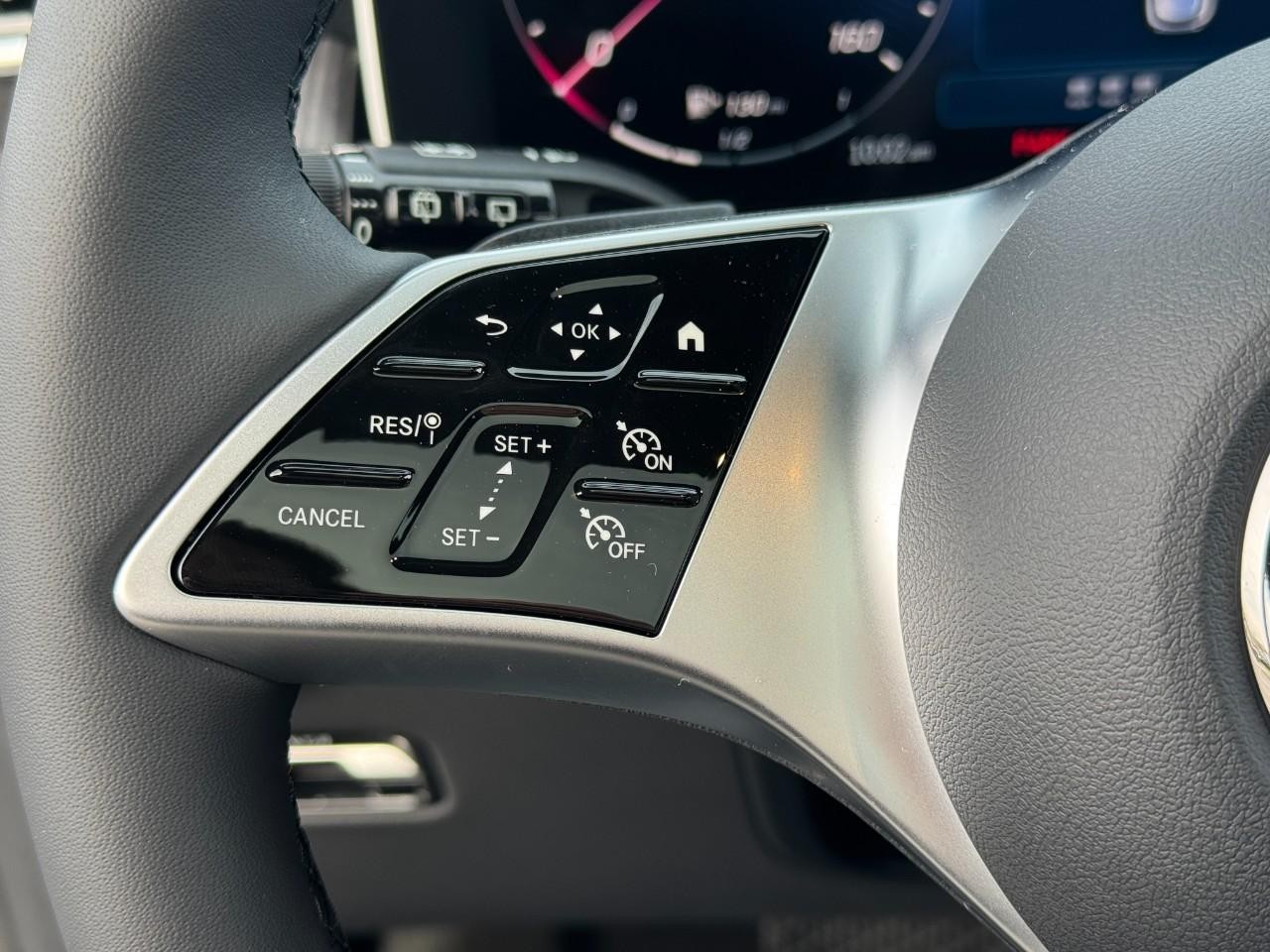 Mercedes-Benz GLC Vehicle Full-screen Gallery Image 30