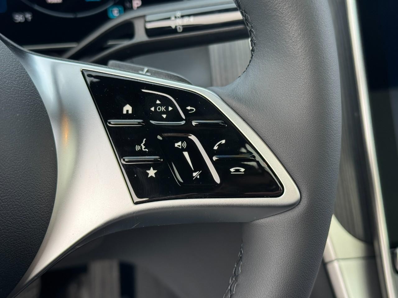 Mercedes-Benz GLC Vehicle Full-screen Gallery Image 31