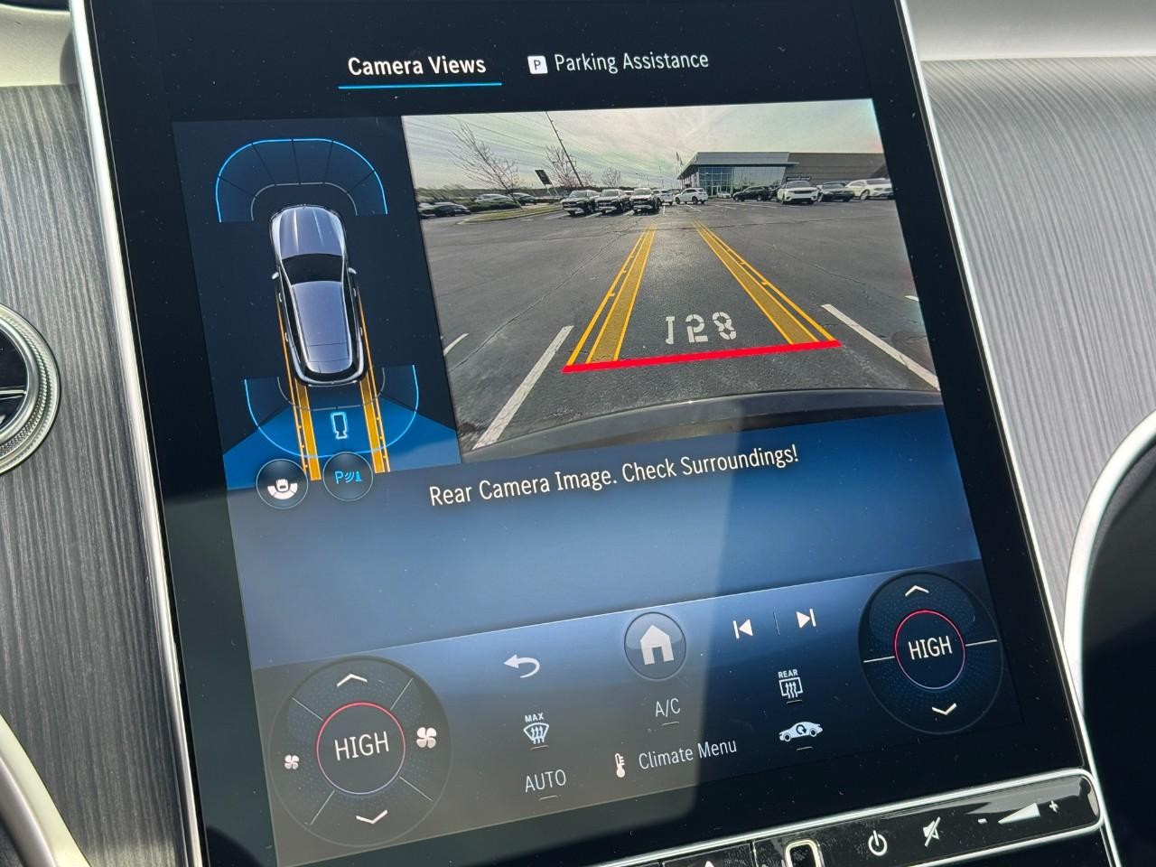 Mercedes-Benz GLC Vehicle Full-screen Gallery Image 34