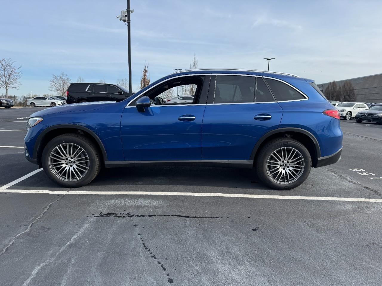 Mercedes-Benz GLC Vehicle Full-screen Gallery Image 2