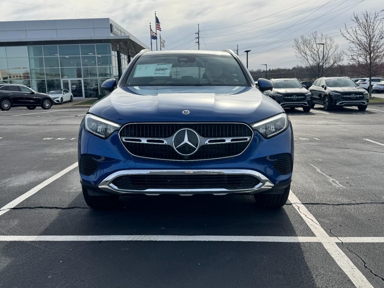 Mercedes-Benz GLC Vehicle Full-screen Gallery Image 7