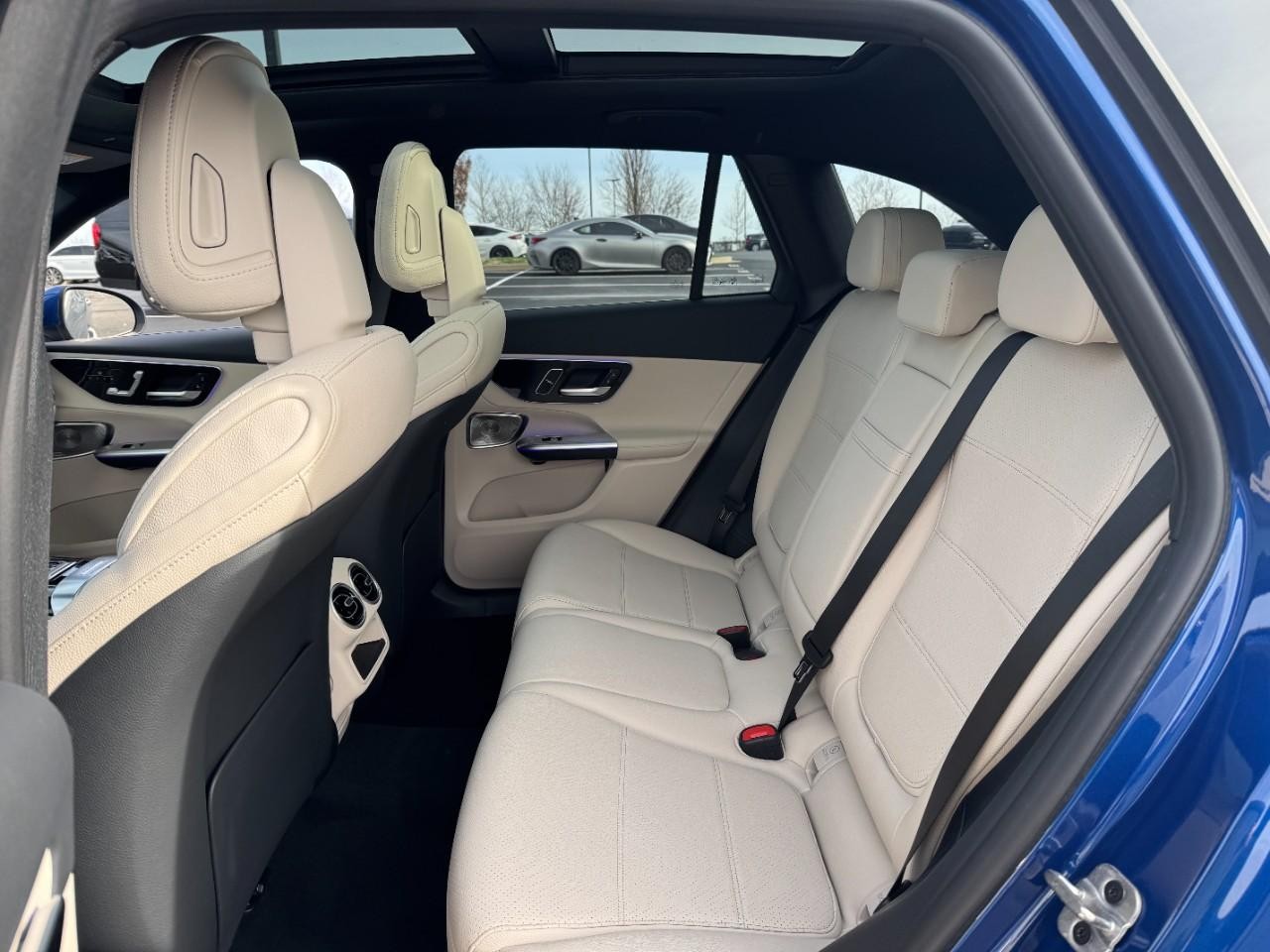 Mercedes-Benz GLC Vehicle Full-screen Gallery Image 8