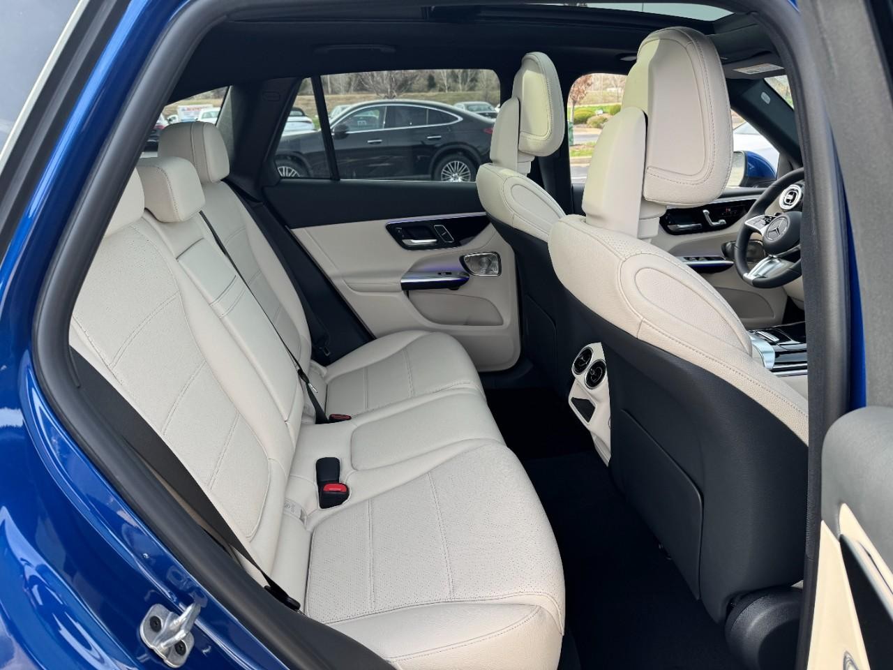 Mercedes-Benz GLC Vehicle Full-screen Gallery Image 10