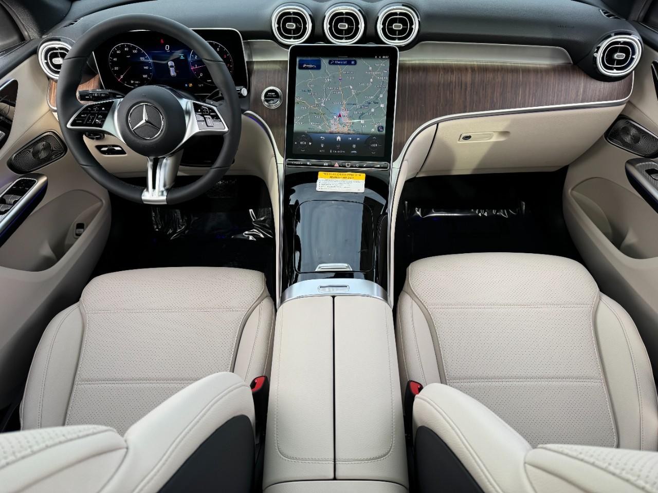 Mercedes-Benz GLC Vehicle Full-screen Gallery Image 12