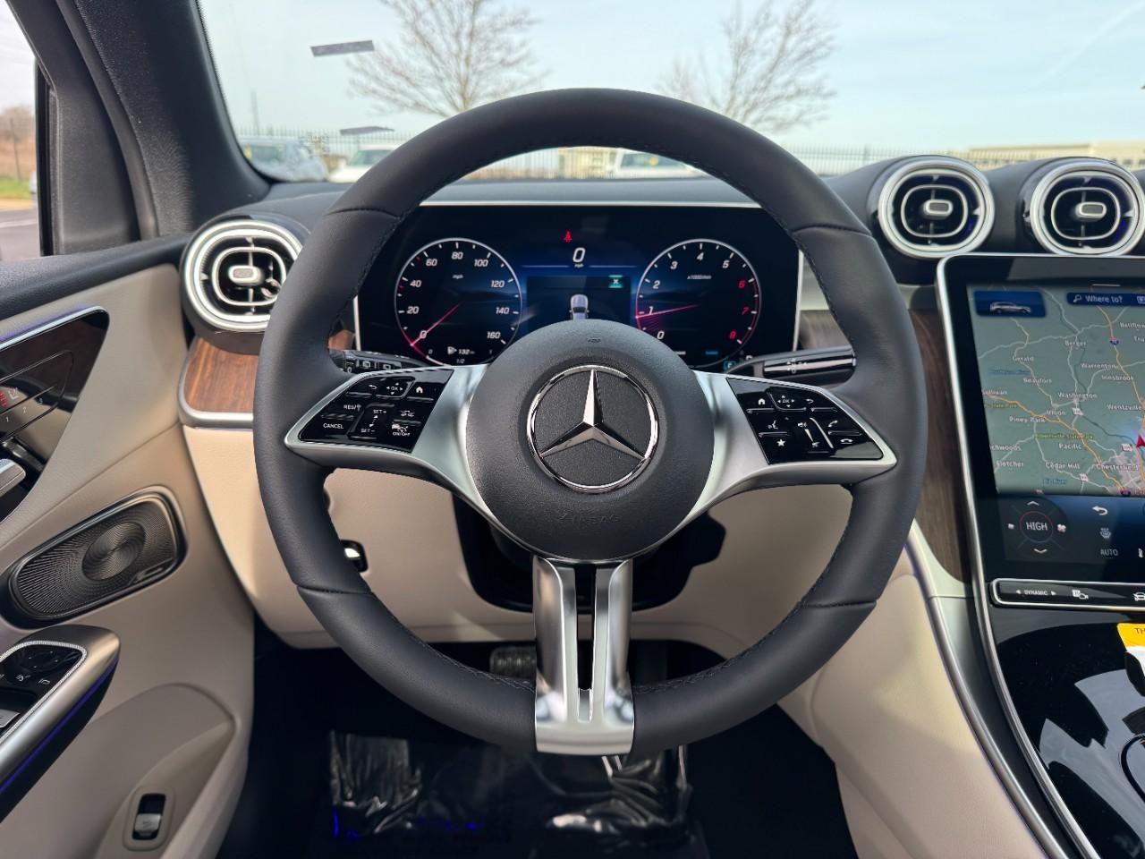 Mercedes-Benz GLC Vehicle Full-screen Gallery Image 13