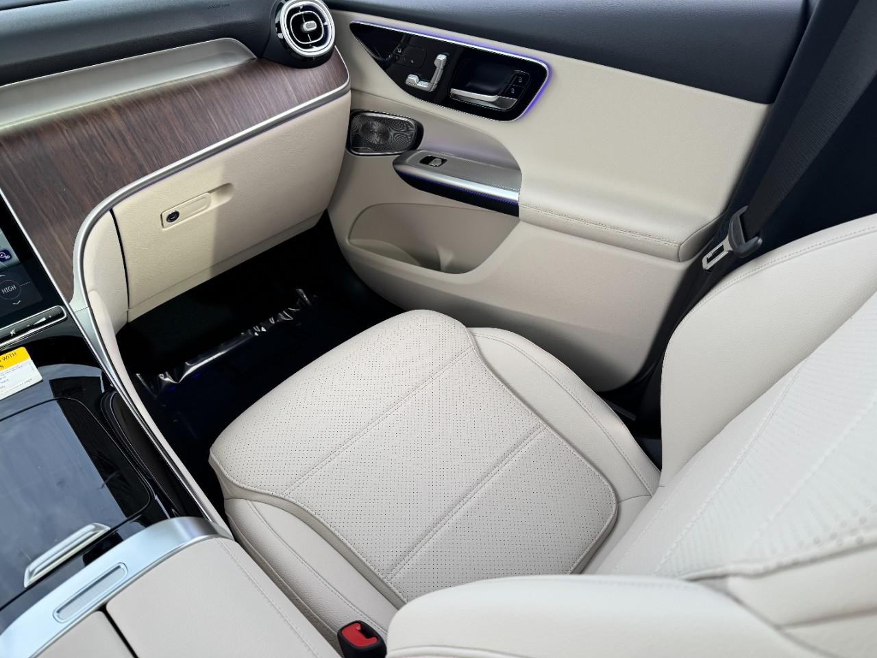 Mercedes-Benz GLC Vehicle Full-screen Gallery Image 15