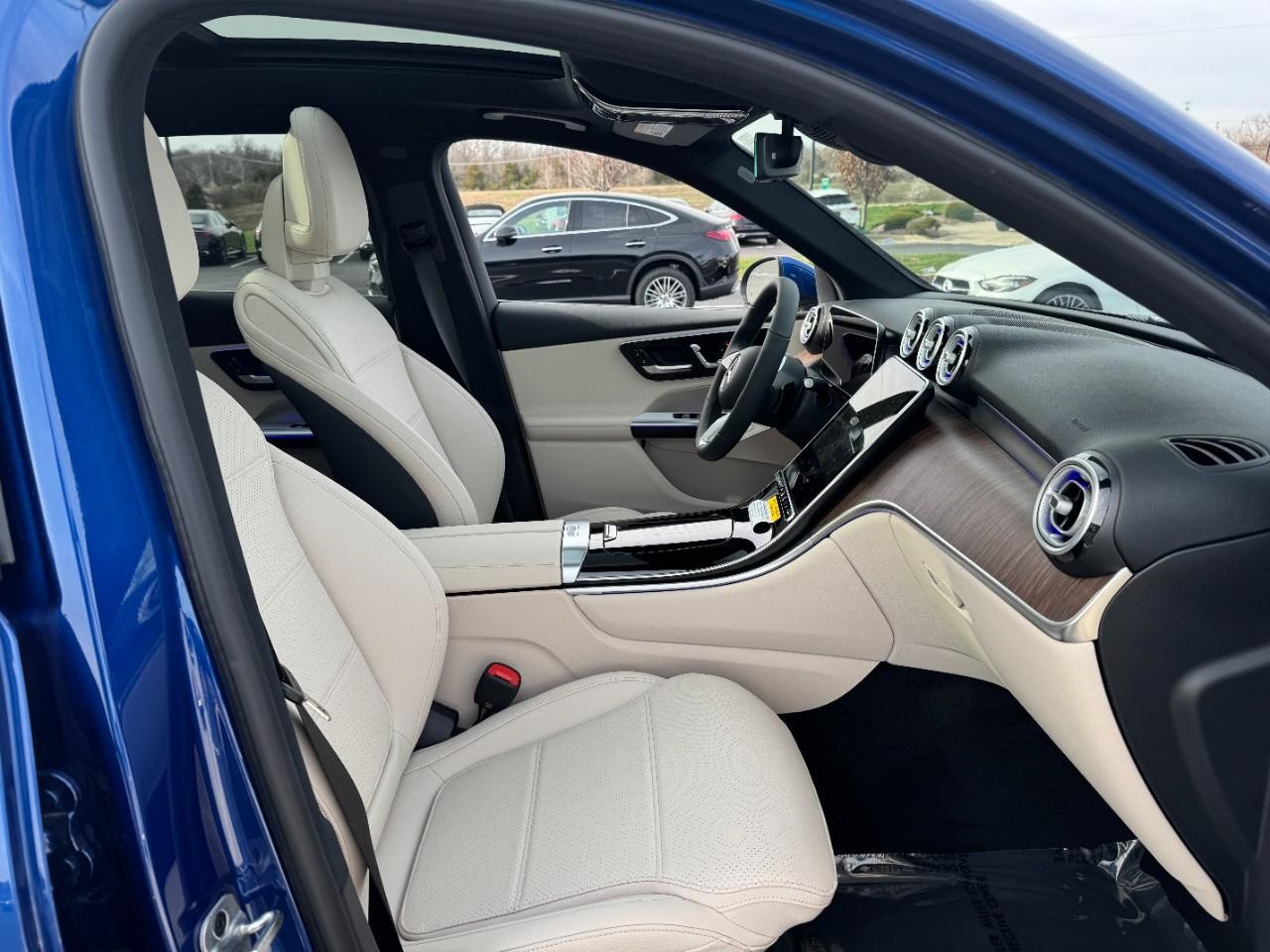 Mercedes-Benz GLC Vehicle Full-screen Gallery Image 16