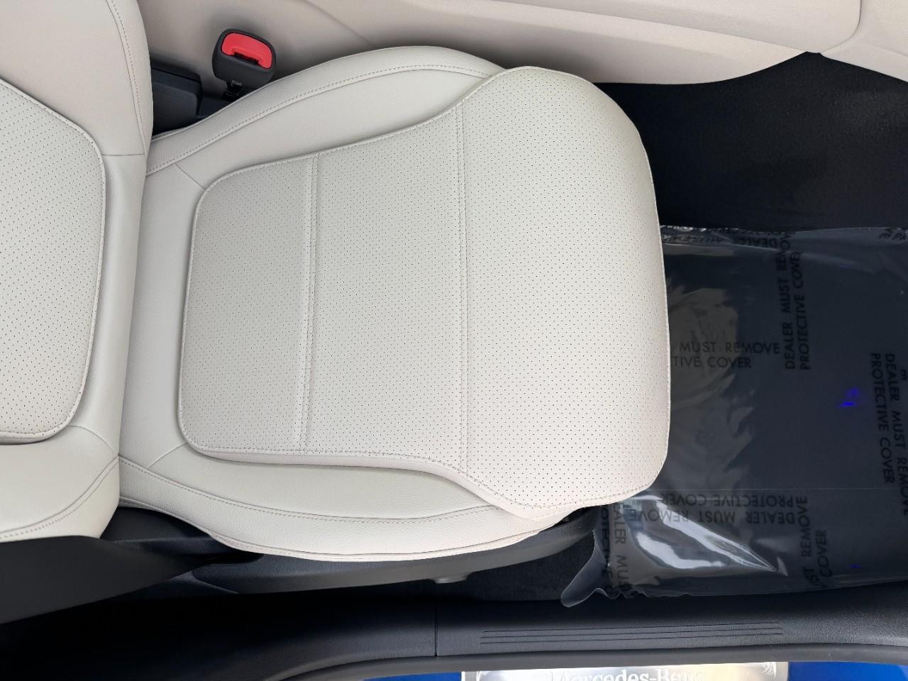 Mercedes-Benz GLC Vehicle Full-screen Gallery Image 17