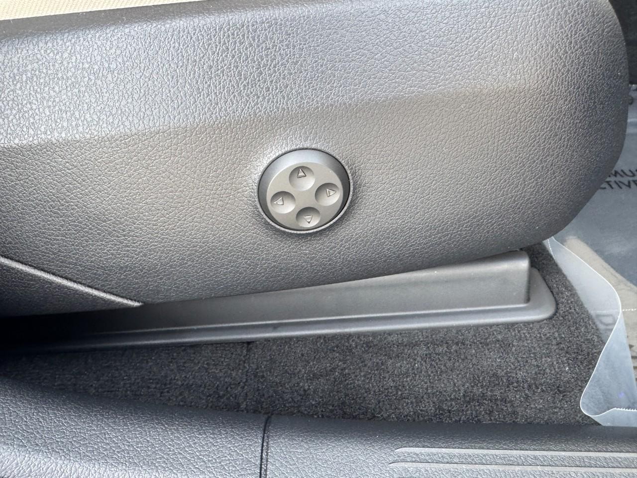 Mercedes-Benz GLC Vehicle Full-screen Gallery Image 18