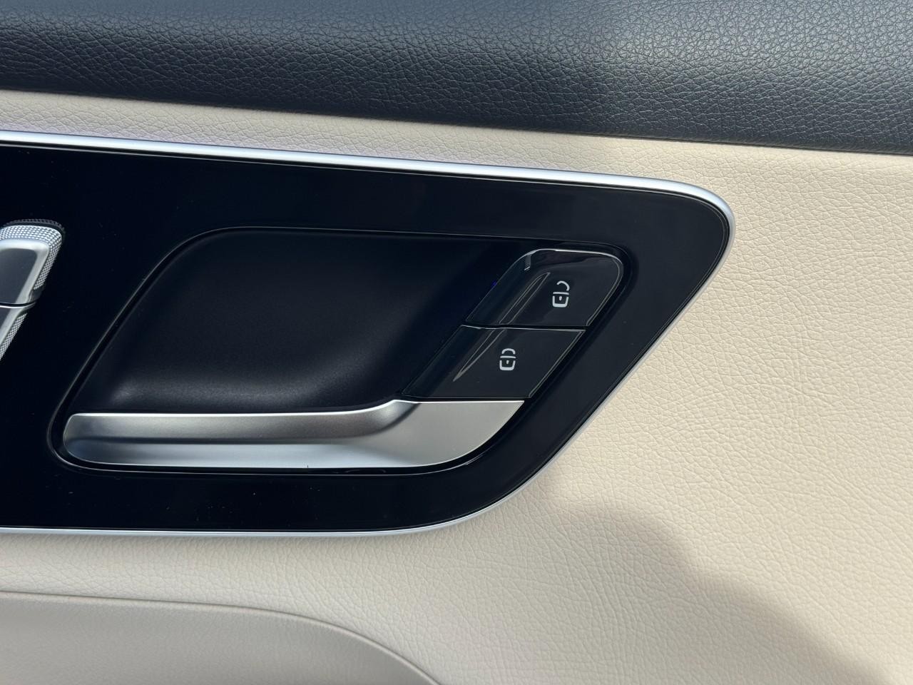 Mercedes-Benz GLC Vehicle Full-screen Gallery Image 20