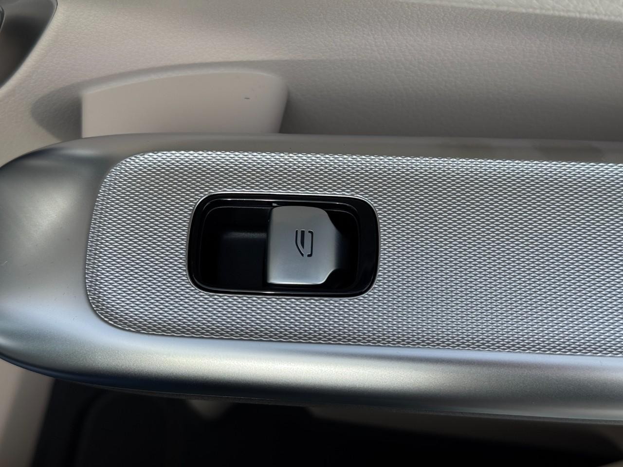 Mercedes-Benz GLC Vehicle Full-screen Gallery Image 21