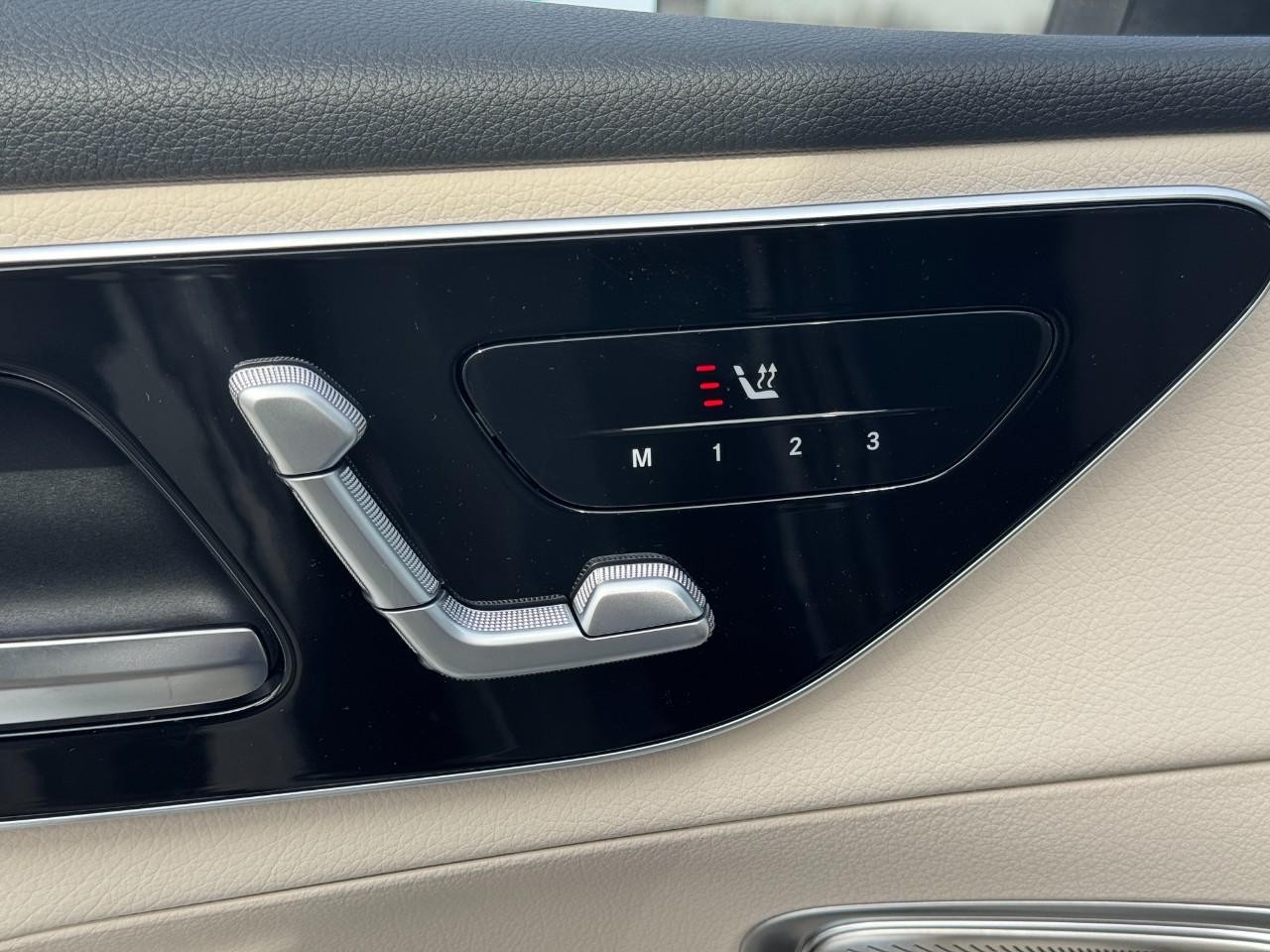 Mercedes-Benz GLC Vehicle Full-screen Gallery Image 22