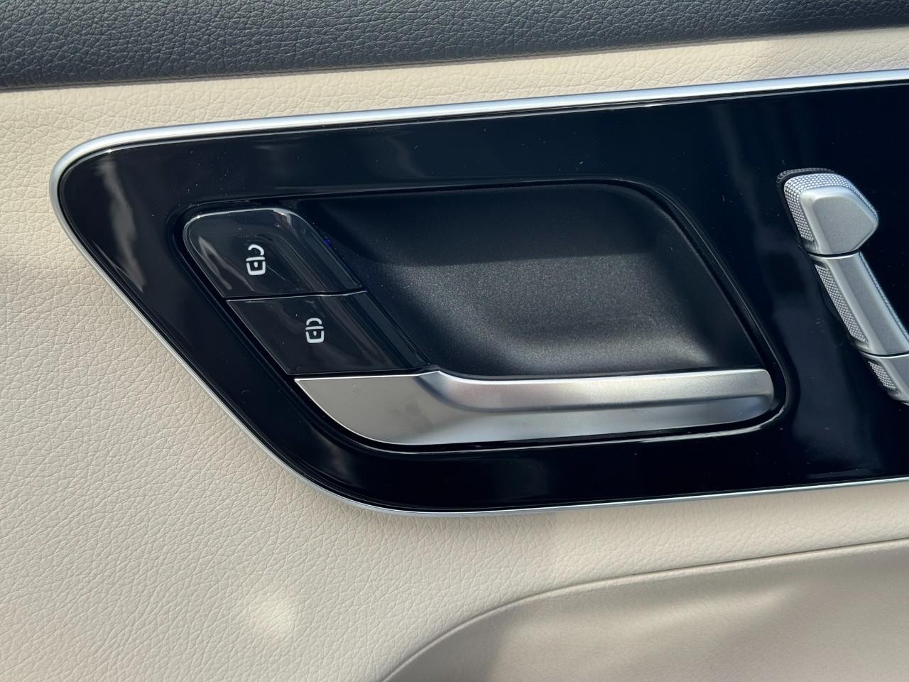 Mercedes-Benz GLC Vehicle Full-screen Gallery Image 23