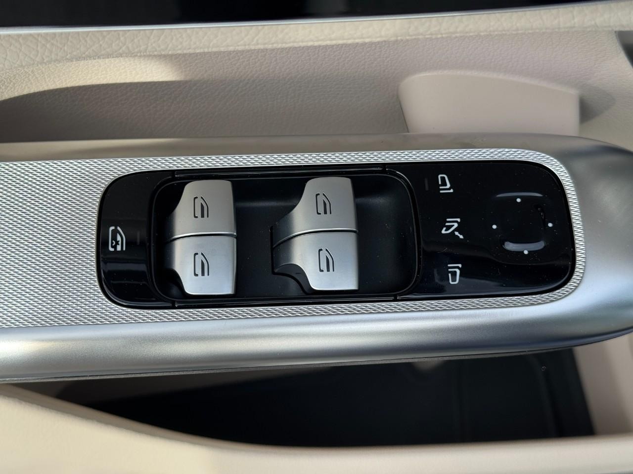 Mercedes-Benz GLC Vehicle Full-screen Gallery Image 24