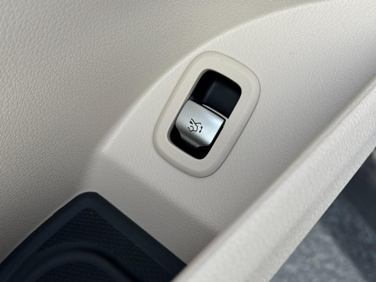 Mercedes-Benz GLC Vehicle Full-screen Gallery Image 26