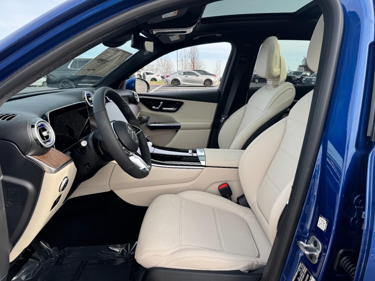 Mercedes-Benz GLC Vehicle Full-screen Gallery Image 27