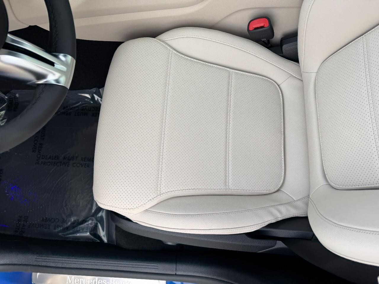 Mercedes-Benz GLC Vehicle Full-screen Gallery Image 28