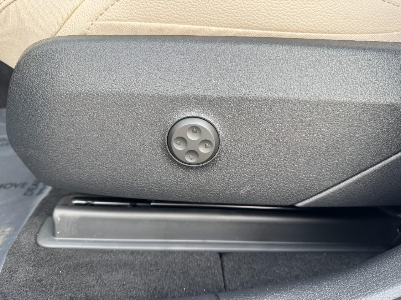 Mercedes-Benz GLC Vehicle Full-screen Gallery Image 29