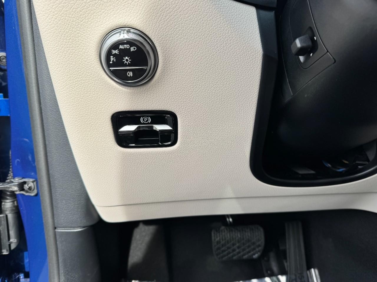 Mercedes-Benz GLC Vehicle Full-screen Gallery Image 30