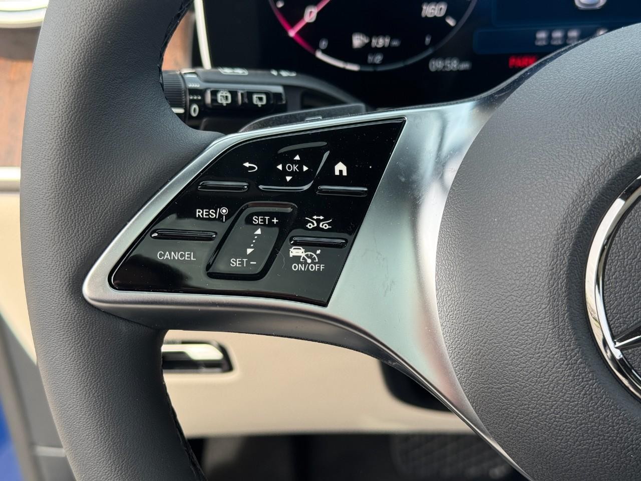 Mercedes-Benz GLC Vehicle Full-screen Gallery Image 31