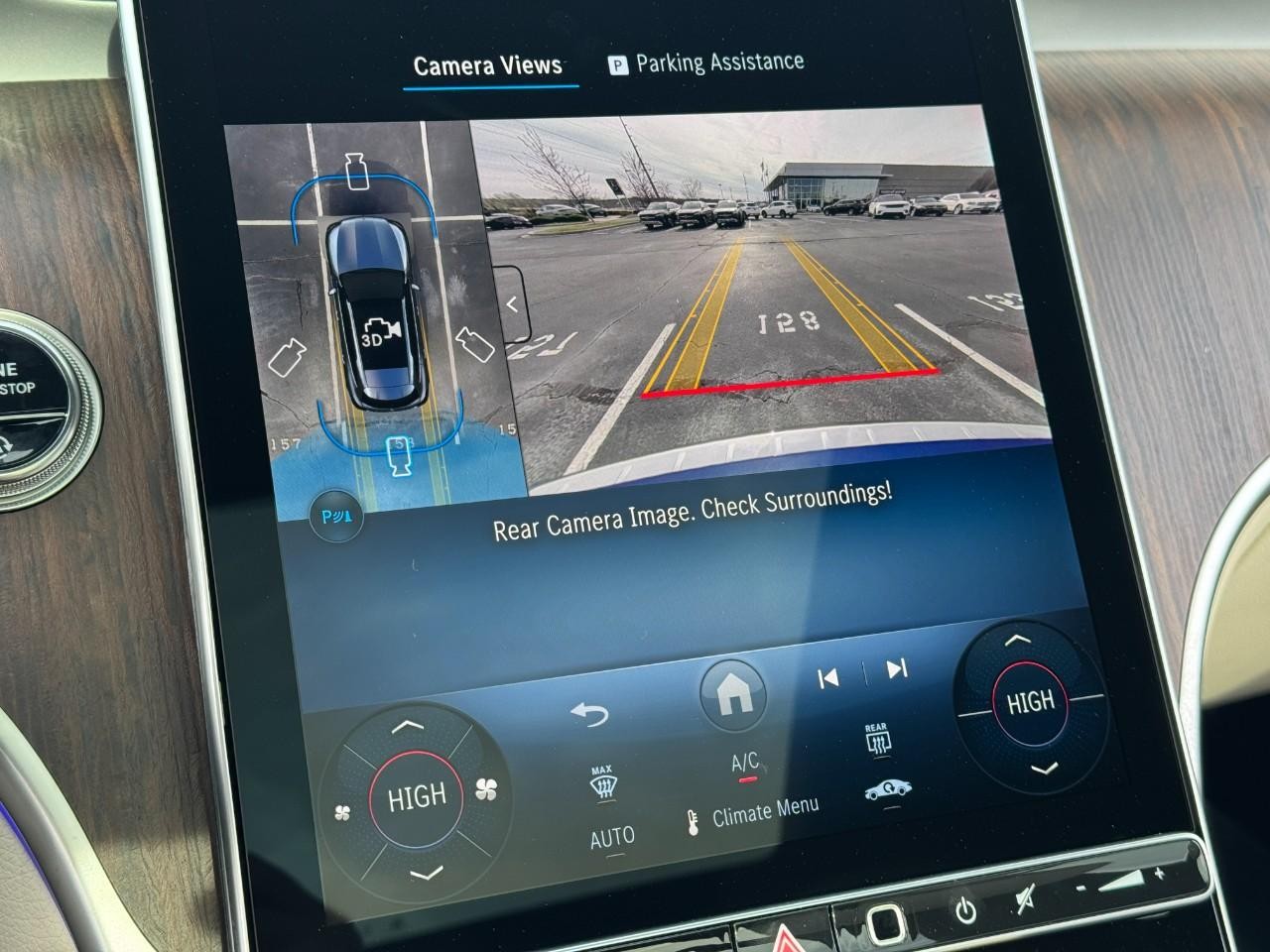 Mercedes-Benz GLC Vehicle Full-screen Gallery Image 35