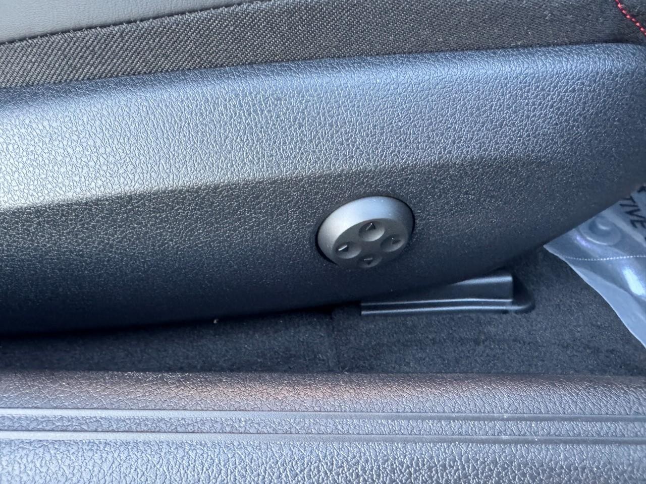 Mercedes-Benz CLE Vehicle Full-screen Gallery Image 18