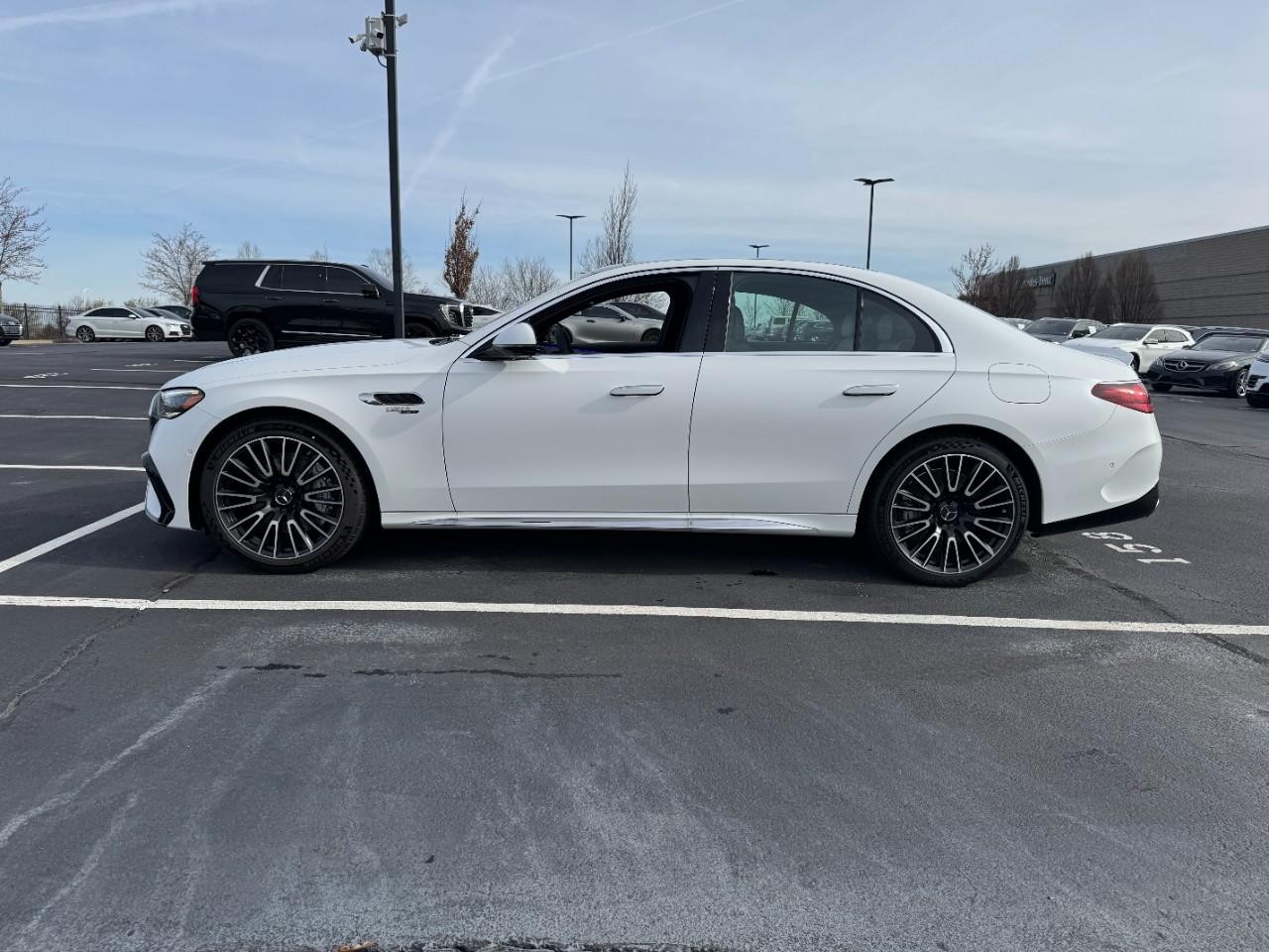 Mercedes-Benz E-Class Vehicle Full-screen Gallery Image 2