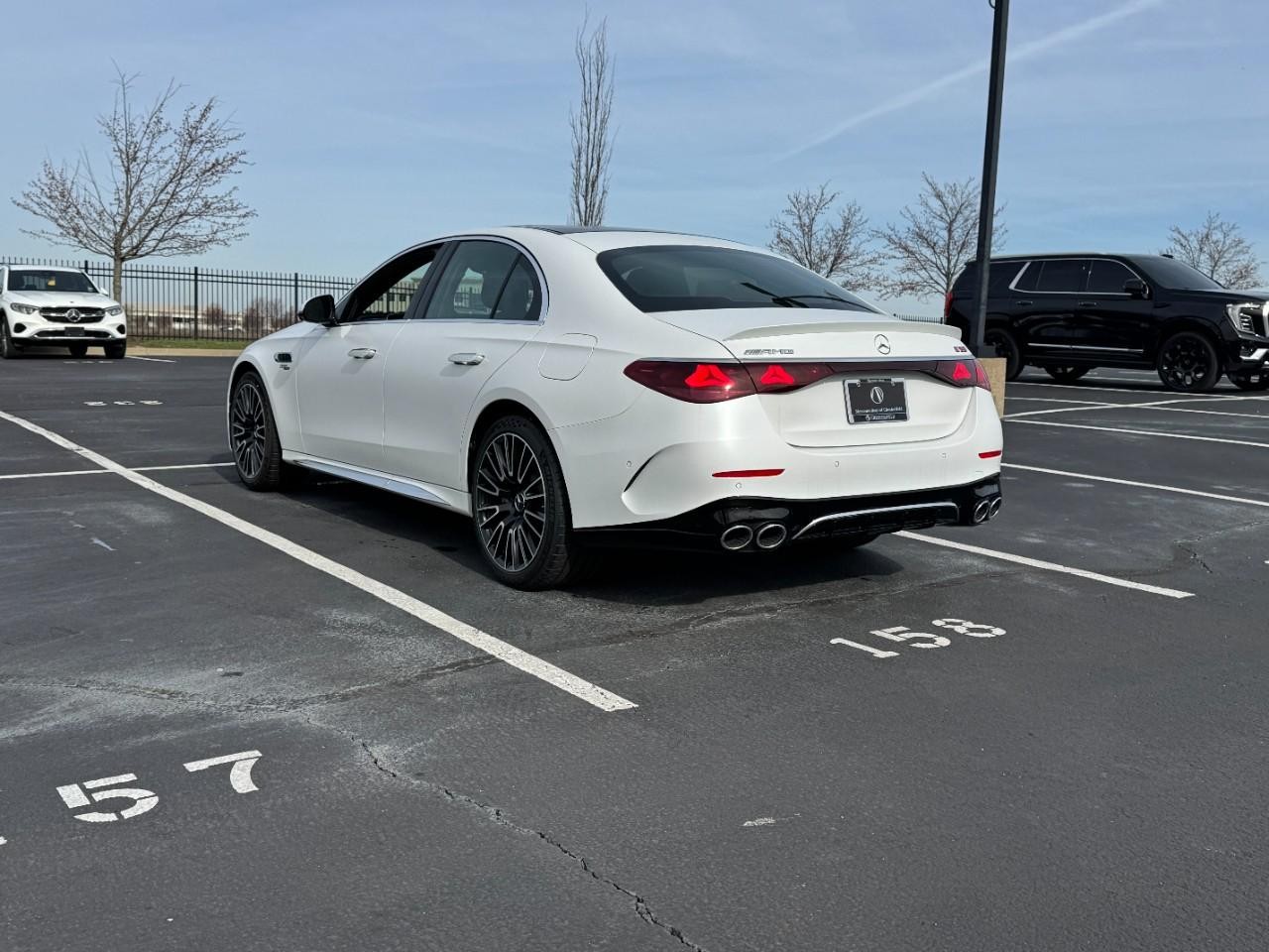 Mercedes-Benz E-Class Vehicle Full-screen Gallery Image 3