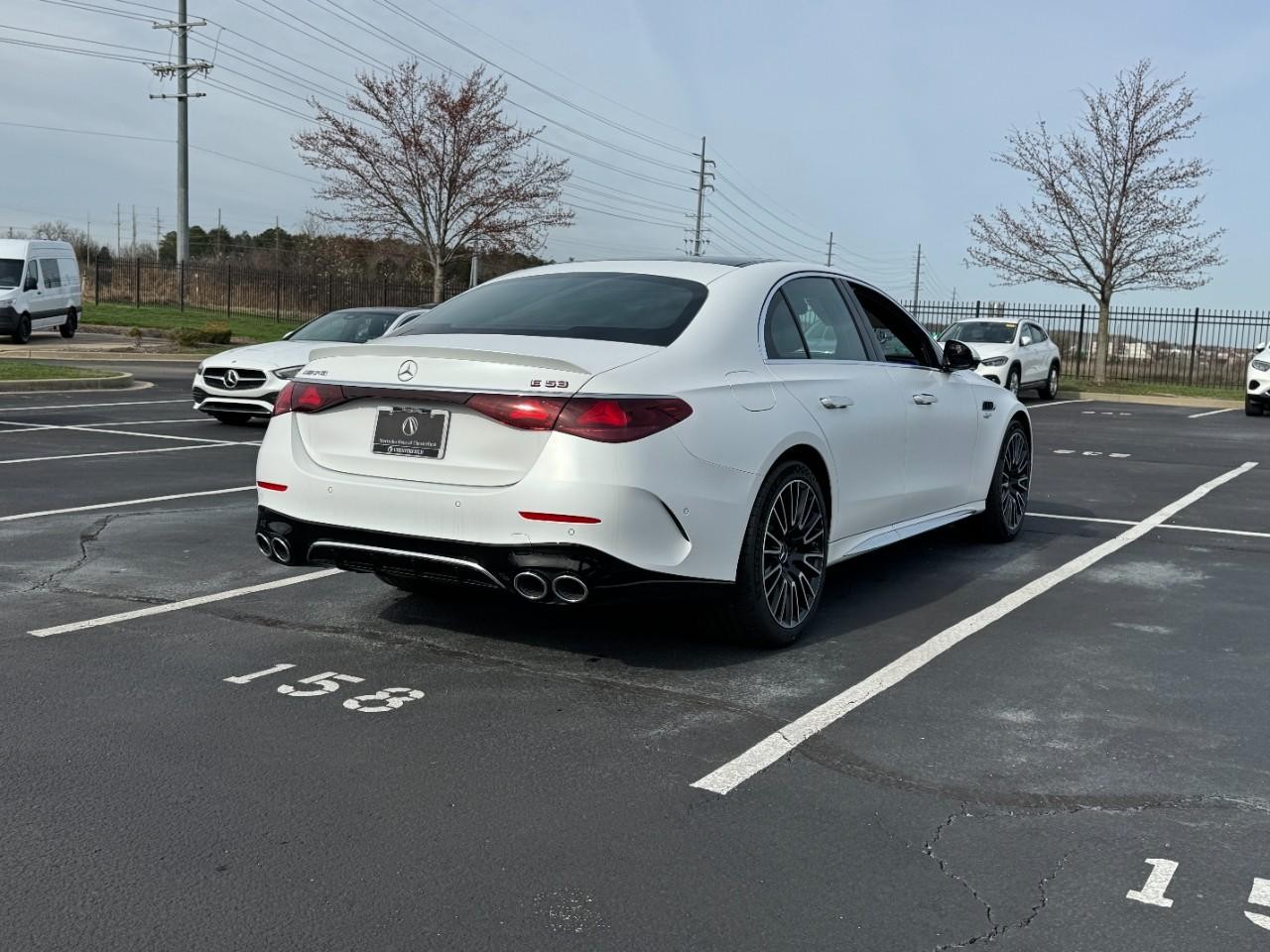 Mercedes-Benz E-Class Vehicle Full-screen Gallery Image 4