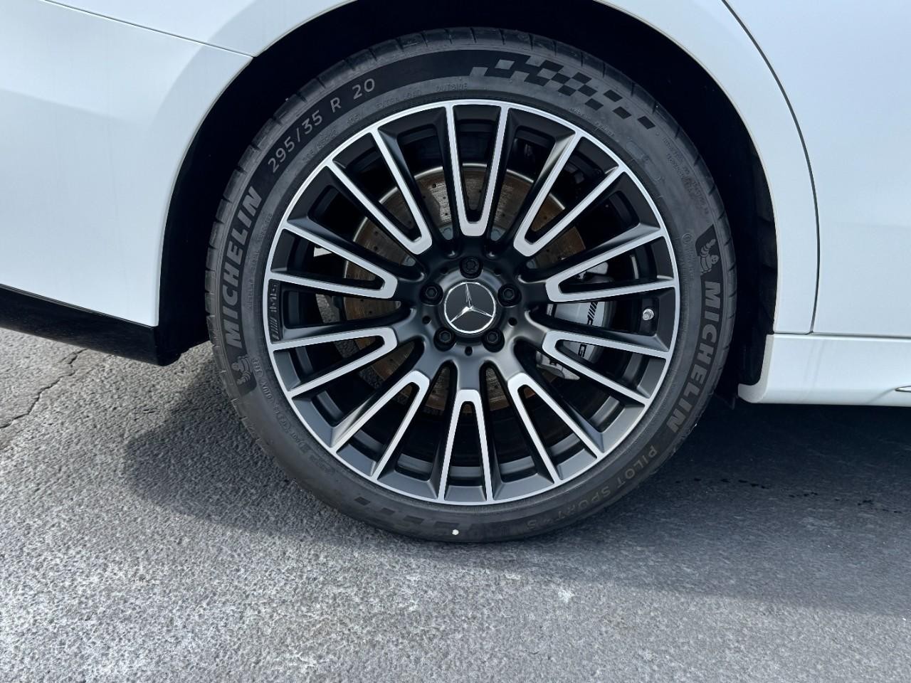 Mercedes-Benz E-Class Vehicle Full-screen Gallery Image 5