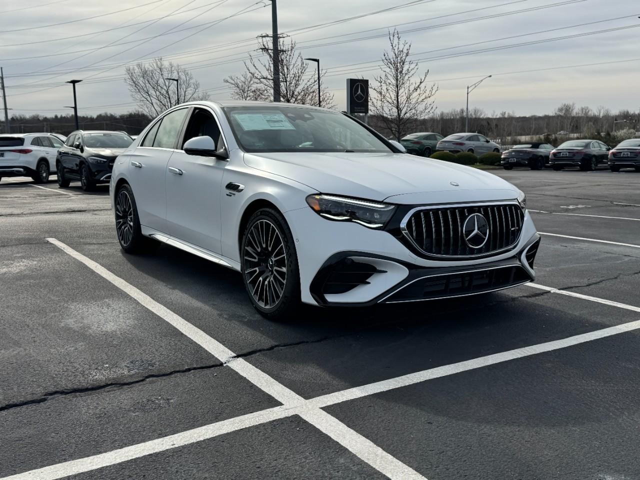 Mercedes-Benz E-Class Vehicle Full-screen Gallery Image 6