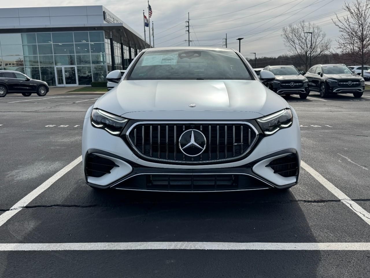 Mercedes-Benz E-Class Vehicle Full-screen Gallery Image 7