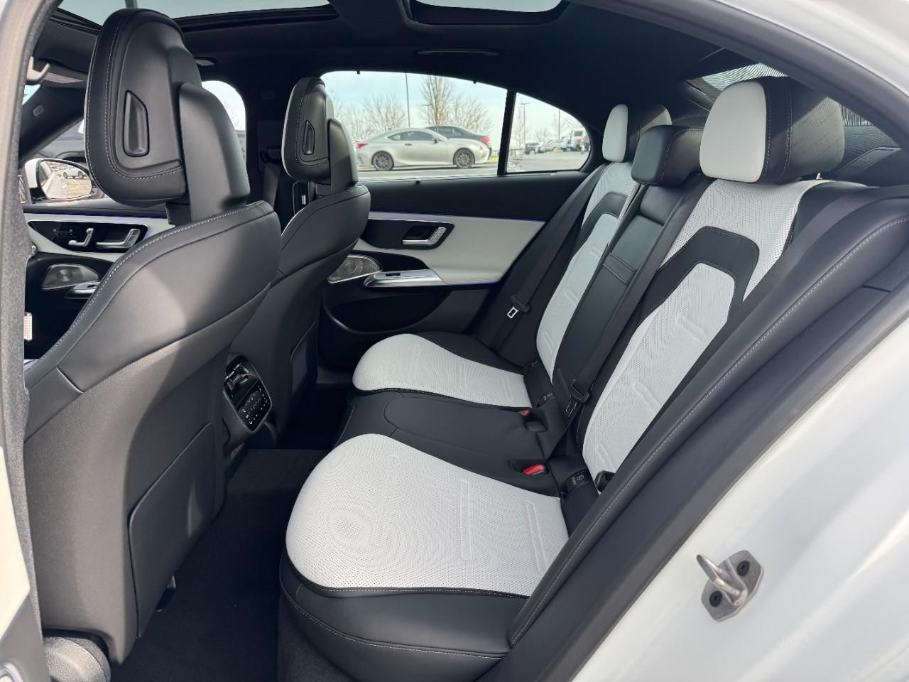 Mercedes-Benz E-Class Vehicle Full-screen Gallery Image 8