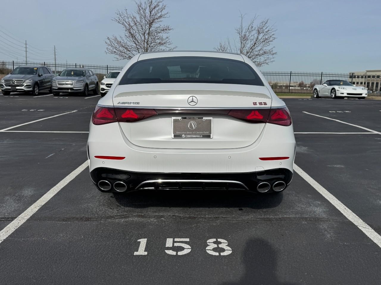 Mercedes-Benz E-Class Vehicle Full-screen Gallery Image 9