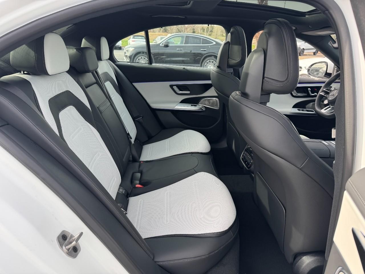 Mercedes-Benz E-Class Vehicle Full-screen Gallery Image 10