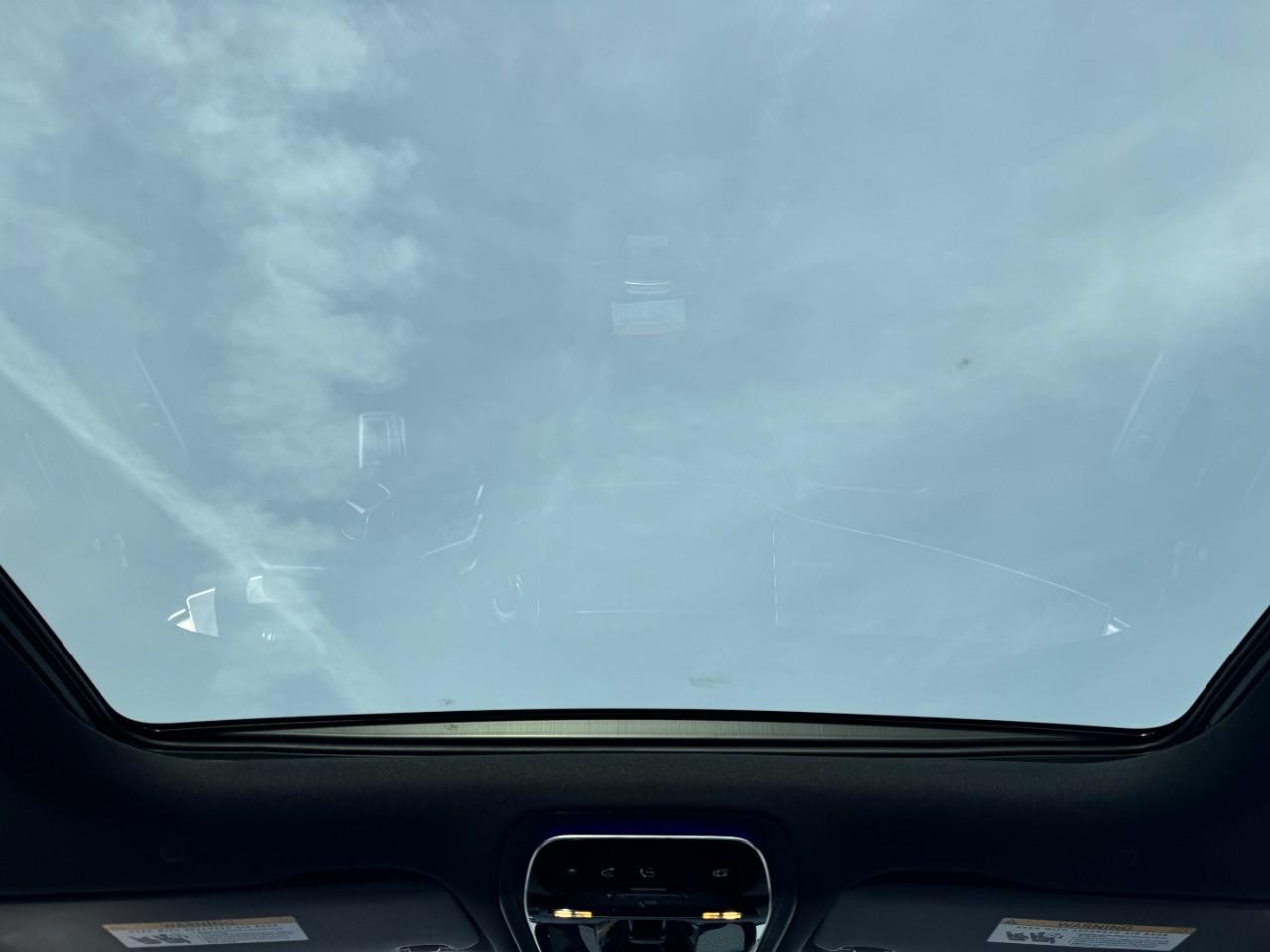 Mercedes-Benz E-Class Vehicle Full-screen Gallery Image 12