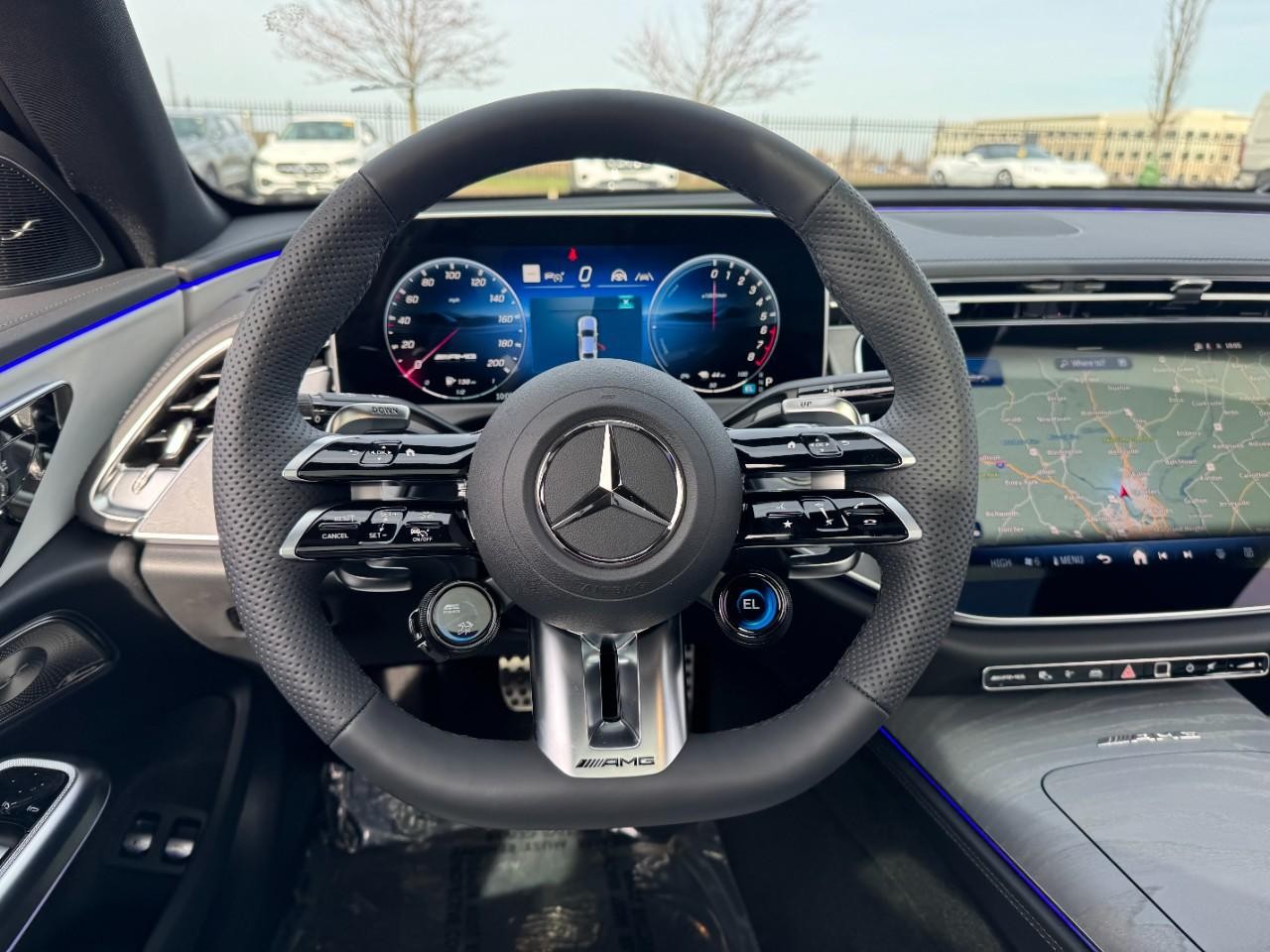 Mercedes-Benz E-Class Vehicle Full-screen Gallery Image 14