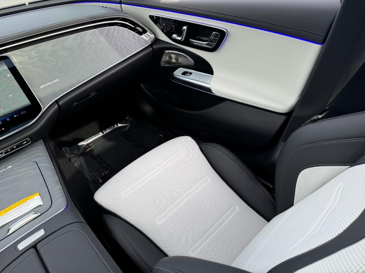 Mercedes-Benz E-Class Vehicle Full-screen Gallery Image 16