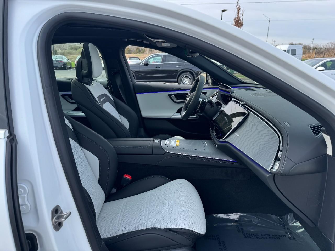 Mercedes-Benz E-Class Vehicle Full-screen Gallery Image 17